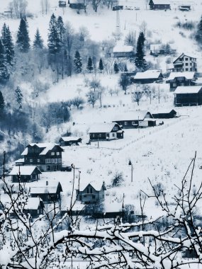 Dağlarda dağları olan güzel bir manzara.