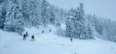 Karla kaplı dağlarla kaplı kış manzarası