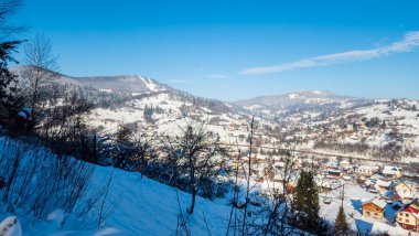Kış dağlarının güzel manzarası