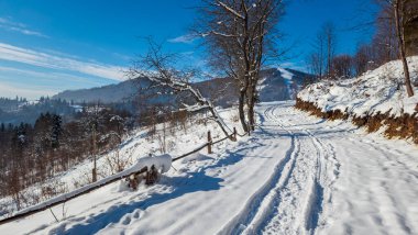 Dağ köyünün kış manzarası