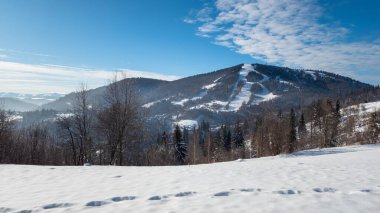Kış manzarası. Kardaki dağ. kış dağı manzarası.