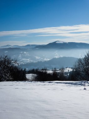 Dağlarda kış manzarası