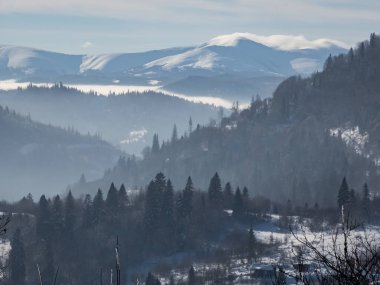 Dağlarda sisli dağ manzarası