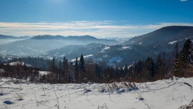 Kar ve dağlarla kaplı kış manzarası, Slovakya