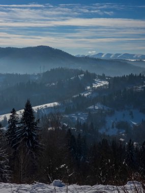 Dağlardaki Karpatların güzel kış manzarası