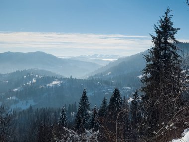 Karla kaplı dağların güzel manzarası