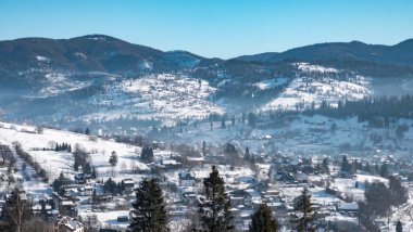 Dağlarla kaplı güzel bir manzara.