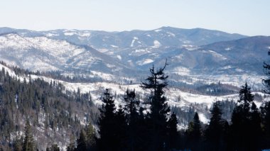 Karla kaplı dağlarla kaplı güzel kış manzarası