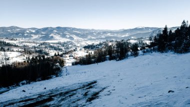 Dağlarda kış manzarası