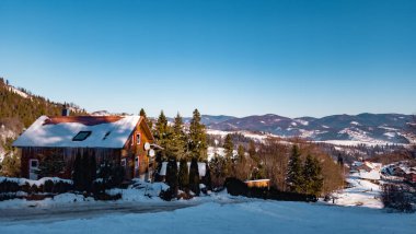 Karla kaplı dağlarla kaplı güzel kış manzarası