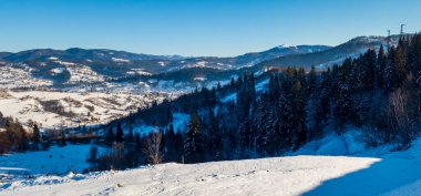 Kışın kayak yamacı