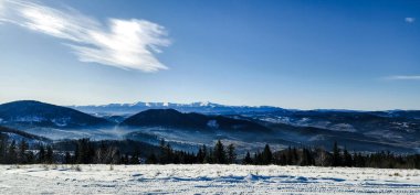 Dağlar ve karla kaplı güzel bir manzara.