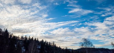 Arka planda dağ sırası olan güzel bir manzara.
