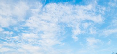 Bulutlu mavi gökyüzü.