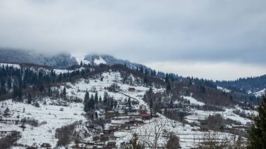 Kışın güzel dağ köyü