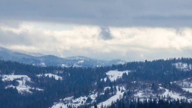 karla kaplı dağlar ve bulutlar