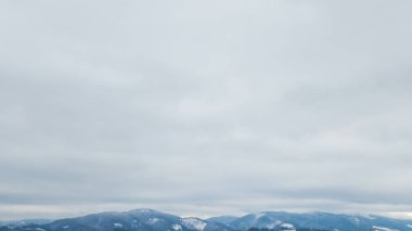 Karlı ve dağlı güzel kış manzarası