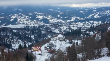Kış mevsiminde Karpat Dağları, Karla kaplı tepeler