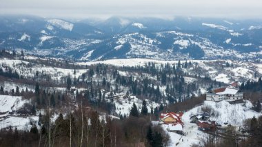 Güzel kış manzarası, dağlar, kar