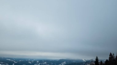 Kışın karla kaplı dağlar