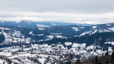 Dağlardaki köyün manzarası.