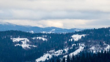 Karla kaplı güzel bir manzara - dağlarla kaplı