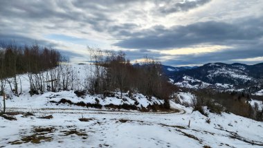 Karla kaplı dağlardan oluşan güzel kış manzarası