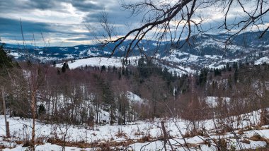 Karlı güzel bir manzara. Kışın tepeli dağlar.