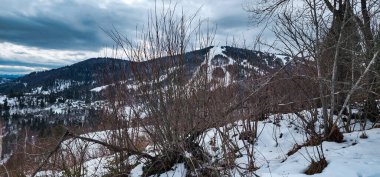 Dağlardaki güzel dağ manzarası