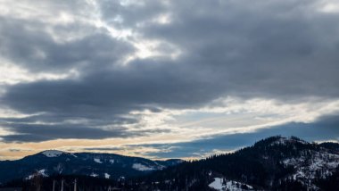 Karpat Dağları'nda kış dağ manzarası.