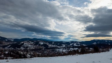 kış dağ manzarası, kar ve ağaçlar