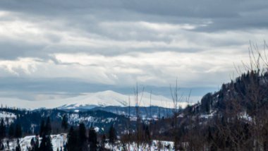 Dağlarda kış manzarası