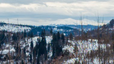 Karda dağ zirveleri. Kış manzarası. yüksek kaliteli fotoğraf