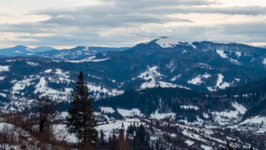 Karla kaplı dağlarla kaplı kış manzarası