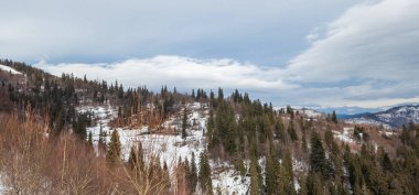 Kış mevsiminde dağları kaplayan kar