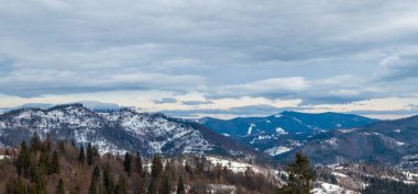 Arka planda dağ olan bir kış manzarası