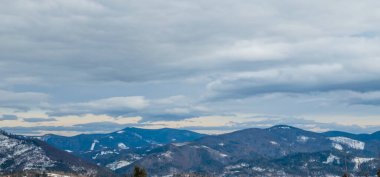 Karla kaplı dağlarla kaplı güzel kış manzarası