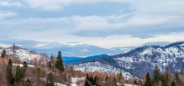 Kışın dağların ve ormanın panoramik manzarası.
