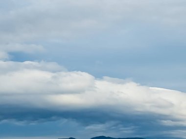 Mavi gökyüzü ve beyaz bulut.