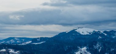 Karlı köknar ağaçları ve dağlarla kaplı kış manzarası