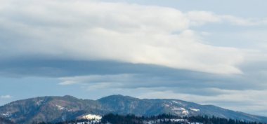 Dağlar ve karla kaplı güzel bir manzara.