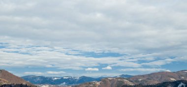 Mavi gökyüzü olan dağ manzarası. Arka planda yüksek dağ zirveleri. Güzel doğal manzara.