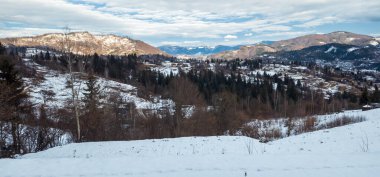 Dağlarda güneşli bir günde karlı dağ manzarası