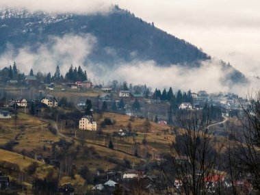 Arka planda dağ sırası olan bir köy. Karpatyalı, Romanya