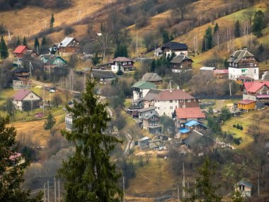 Karpat Dağları 'ndaki köy manzarası, Ukrayna