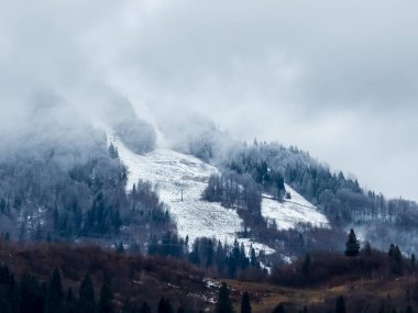 Dağlarda kış manzarası