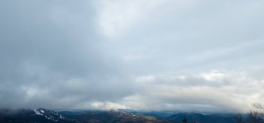 Ağaçlı ve bulutlu güzel kış manzarası