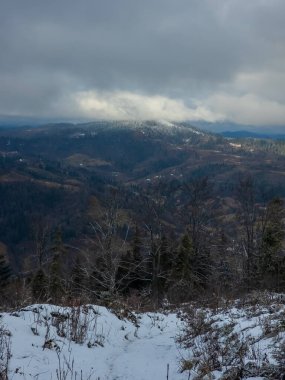 Ukrayna köyünün dağlarında kış manzarası.