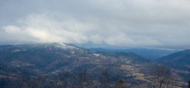 Dağlar ve karla kaplı kış manzarası