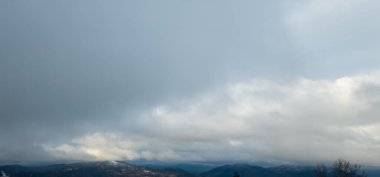 Dağları ve bulutları olan güzel bir manzara